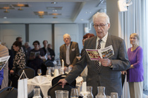 Lopuksi laulettiin Nälkämaan laulu seisten.