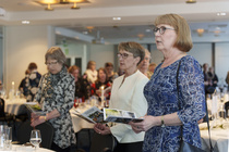 Lopuksi laulettiin Nälkämaan laulu seisten.