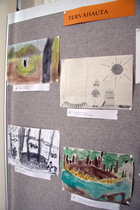 Esillä oli myös keväällä järjestetyn valtakunnallisen Tervatonttu Toivon piirustuskilpailun osallistujatöitä. 