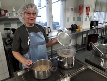 Impi keittokattilan ääressä.