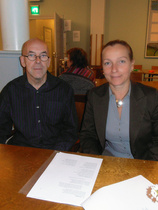 Yhdistyksen puheenjohtaja Reijo Anttonen ja aloitteen tervansoutuajan muistomerkistä vastaanottanut apulaiskaupunginjohtaja Piia Rantala-Korhonen.