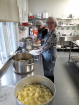 Emännät keittiössä.