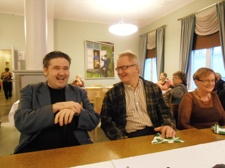Juhlassa vieraana ollut Markus H. Korhonen ja Hannu Tarvas muistelivat vanhoja ruokaa odotellessa.