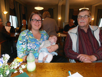 Yhdistyksen sihteeri Elsi Salovaara oli tuonut jäseniltaan myös 2-kuukautisen tyttärensä Helenan. Vieressä Erkki Manninen. 