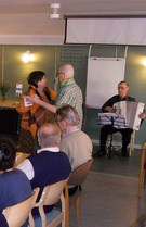 Yhdistyksen pj. Reijo Anttonen avusti esityksessä esittämällä päähenkilöä lähestyvää herraa...