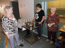 Emännät olivat jo valmiina kahvitarjoiluun...