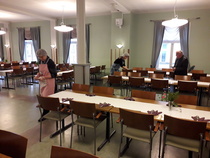 Pöydät katetaan talkoovoimin.