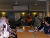 Esteri pienoisnäytelmässä Lapin saagoja. Ei kerrotaan kenellekään, että hän pisti esityksen aikana piipuksi!