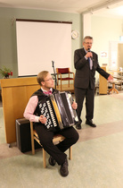 Juontajana toiminut Reino Helttunen kiitti väkeä ennen hanuristi Sami Pelkonen tahdittaman Nälkämaan laulun laulamista.