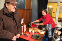 Hallituksen miehet olivat värkänneet joulutortut kokoukseen. Tässä oman laatikkonsa on tuonut Erkki. Emännän hommia kokouksessa hoidellut Impi tarkistaa pian sen sisällön.