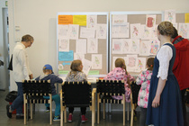 Pöydän ääressä saattoi värittää, piirtää tai ratkoa tehtäviä.