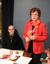 Uudeksi puheenjohtajaksi valittiin Elsa Väyrynen. Reijo Anttonen luovutti hänelle puheenjohtajan nuijan.