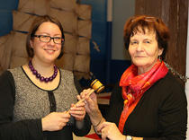 Syyskokouksessa uudeksi puheenjohtajaksi valittiin sihteerinä muutaman vuoden toiminut Elsi Salovaara (vasemmalla), jolle Elsa Väyrynen luovutti yhdistyksen puheenjohtajan nuijan.