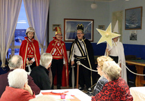 Juhlan yllätysvieraaksi saapuivat Kellon alakoulun 6. luokan tiernapojat.