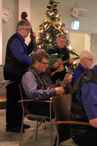 Yhdistyksen hallituksen jäsen Erkki Rimpiläinen soittaa myös orkesterissa. Erkki kuvassa keskellä.