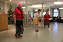 Ruoan jälkeen uhlaväelle esiintyi Kolme Neitoa...