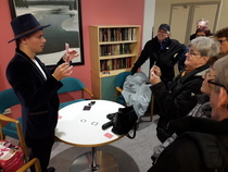 Taikuri Elias Kvist esiintyi vielä eteisaulassakin.