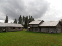 Pihapiiristä löytyi taloa vastapäätä navetta, oikealla reunalla ulkohuussi ja aittoja.