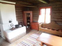 Pihapiiriin kuuluneessa pienemmässä talossa ja söpön kokoinen keittiö.