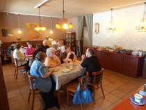 Tarjolla oli kesäkeittoa, karjalanpaistia ja aurajuustoperunoita. Arviot olivat erittäin positiivisia: Maistuu tosiaan kotiruualle, eikä voitakaan ole säästelty!