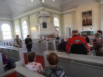 Kuulimme oppaan kertomana kirkon historiasta ja sota-ajoista meille kertoi Martti Kyllönen (vasemmalla). Saksalaiset polttivat muuten koko kylän, vain kirkko ja kaksi saunaa olivat säästyneet tuholta.