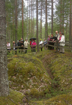 Martti Kyllönen esitteli meille myös aluetta, jossa saksalaiset olivat pitäneet venäläisiä sotavankeja. Ihmetystä on herättänyt varsinkin sydämenmuotoinen syvennys varvikossa. Lieneekö ollut jonkinlainen uskonnollinen symboli?