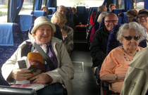 Ennen kesäteatteria suoritimme arpajaiset. Osalle ei sattunut onni kohdalle, mutta onnekkain rouva voitti neljä kertaa!