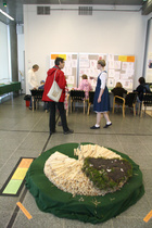 Tapahtumaan osallistui monenikäistä väkeä. Päivi Honkakoski oli paikalla kertomassa näyttelystä.