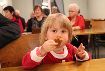 Juhlissa oli mukana pikkuväkeäkin, jolle piparit maistuivat.