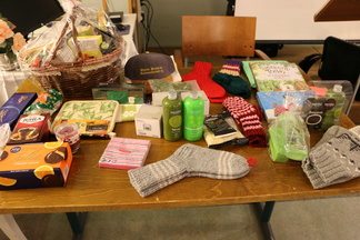 Arpajaisten palkintoina oli paljon pimeään vuodenaikaan kuuluvia juttuja.