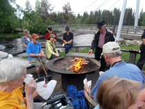 Jokainen pääsi vuorollaan paistamaan makkaraa...