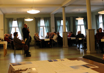 Sali oli täynnä, väkeä oli yli 90 henkeä.