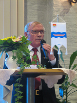 Juhlatoimikunnan puheenjohtaja Juhani Jäälinoja saatteli juhlaväen matkaan päätöspuheellaan.