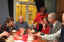 Virallisen osuuden jälkeen siirryttiin kahvittelemaan ja nauttimaan joulutortuista sekä riisipiirakoista ja munavoista.