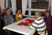 Lahjapussit otettiin ilolla vastaan.