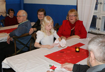 Aada oli innoissaan lahjapaketista. 