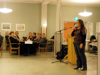 Sotkamolaislähtoinen toimittaja Marjo Pääkkönen kertoi kainuulaiskirjailijoiden nimikkoseuroista ja kannusti väkeä Veikko Huovinen -lukupiiriin.