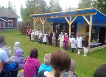 Harmaat pantterit -komedia kertoi Käpyhovin vanhainkodista. Kaksituntinen meni kuin siivillä, ja lopuksi esiintyjät kiittivät myös paikalle ehtinyttä kunniavierasta: liikenneministeri Merja Kyllöstä.