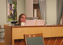 Vierailevina esiintyjinä kuultiin Kellon koulun yhdeksäsluokkalaisia tyttöjä. He esittivät juhlaväelle kuusi kappaletta kahdessa setissä.