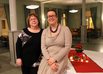 Yhdistyksen puheenjohtajana jatkaa vuonna 2017 Elsi Salovaara (oikealla). Juhlassa oli mukana myös Kajaanista vierailulla ollut Rauni-äiti.