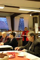 Raija Liikamaa ilahdutti lausumalla runoja.