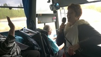 Linja-automatkoilla hauskuutimme toinen toisiamme. Tässä Maija kertoo kaskuja.