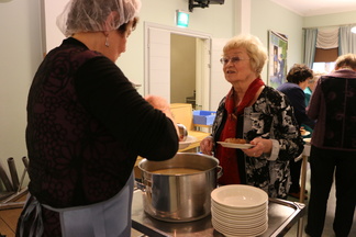 Elsa keitonjaossa.